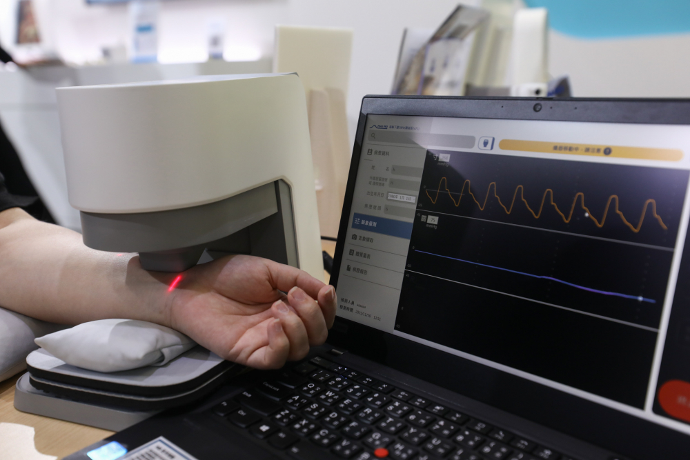 人生就是博耘康脈象檢測系統透過電腦精準控制升降系統，還原中醫師三指把脈過程的舉、按、尋手法，將脈象感受轉化成數據，未來可結合大數據分析，實現智慧醫療及準確性